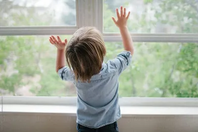 Пять детей выпали из окон с начала года в Мангистау