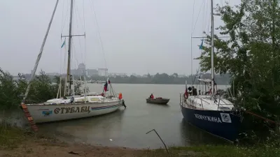 Застрявшие российские яхтсмены готовятся пройти мост над Иртышом