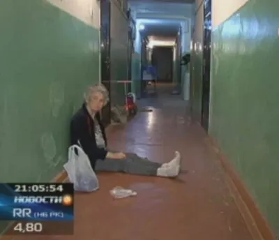 В Алматы больная женщина ночует под дверью родной дочери