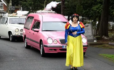 В Великобритании 11-летней девочке устроили похороны в стиле Disney