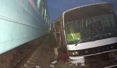 Поезд снес пассажирский автобус на переезде около станции Шамалган