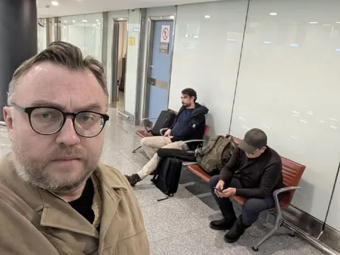 Журналистов Лукпана Ахмедьярова и Рауля Упорова задержали в аэропорту Астаны