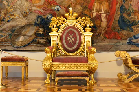 825 тысяч рублей штрафа за селфи на троне выплатил посетитель Эрмитажа