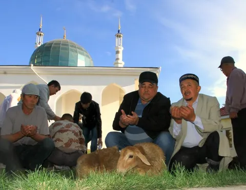 На Курбан айт мечети Казахстана раздали 400 тонн мяса