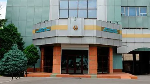 ДВД Алматы оштрафовал водителя, пассажиры которого катались верхом на автомобиле [ВИДЕО]