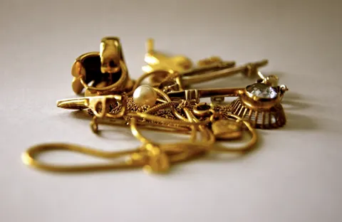 Краденые телефоны продавали на Зеленом базаре и в ГУМе