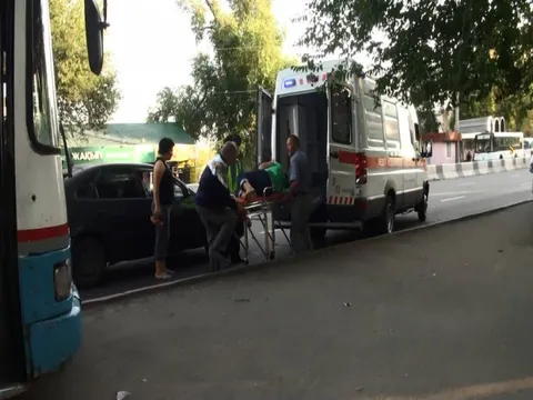 Водитель автобуса сбил девушку (ФОТО)