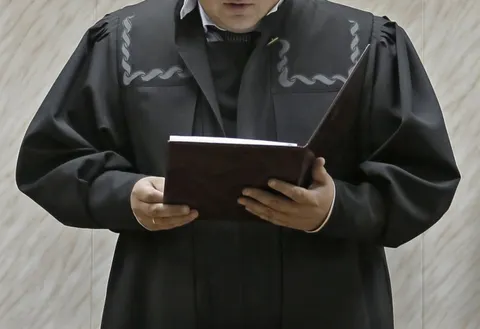 К 9 годам лишения свободы приговорен и. о. начальника управления жилья в Шымкенте