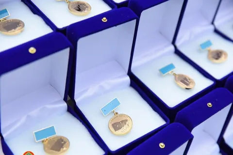 Выпускницы школы оспорили отказ в «Алтын белгі» и выиграли суд в Атырау