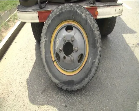 ДТП в Алматы: Lexus “поймал” колесо (ФОТО)