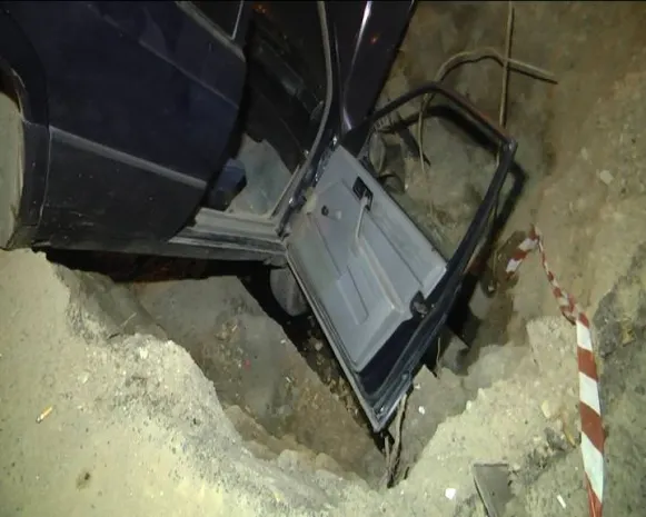 ДТП в Алматы: автомобиль провалился в траншею (ФОТО)