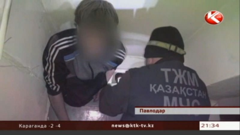 Павлодарец хотел помочь соседке, но застрял в проеме двери