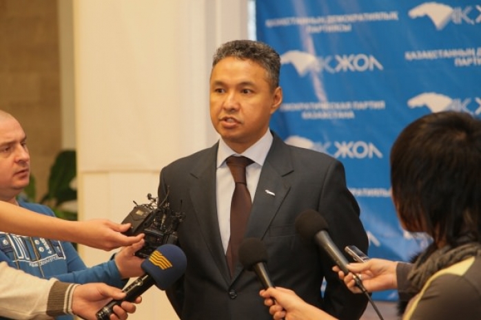 Азат Перуашев: «Партия может приглашать звезд, когда у нее есть лишние депутатские места»