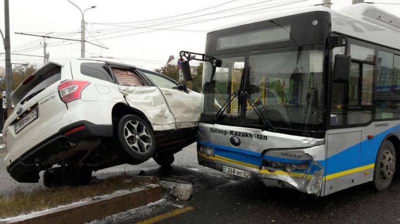 В Алматы автомобиль Subaru протаранил рейсовый автобус