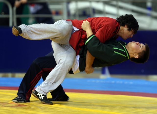 Казахстанцы поборются на поясах за путевку в хадж