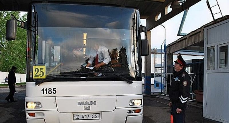 Водитель автобуса поиграл на смартфоне на 9 тысяч тенге