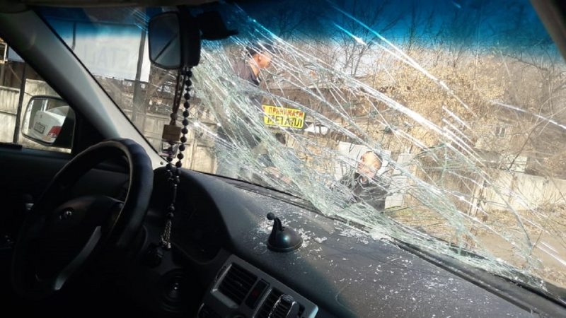 Водитель на полном ходу снес дорожных рабочих в Алматы