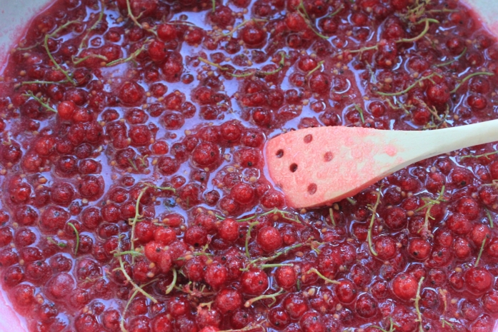 Ребенок упал в таз с горячим вареньем в Толебийском районе