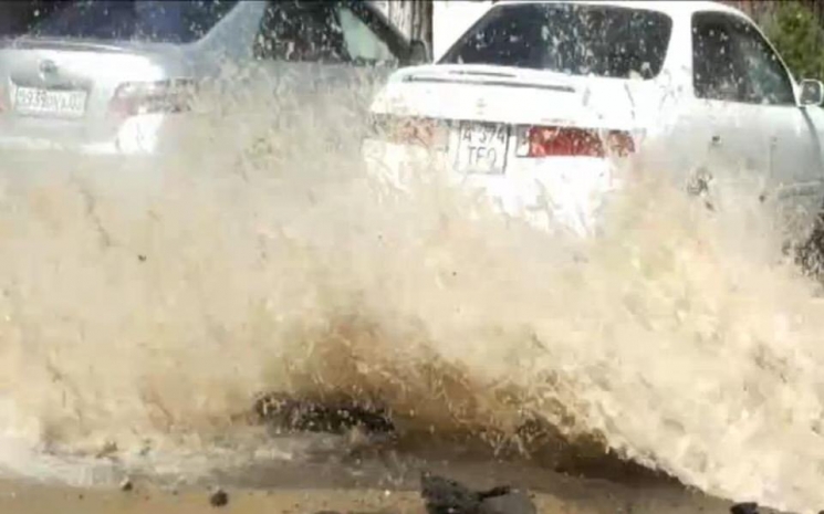 Фонтан кипятка с камнями повредил 4 автомобиля в Алматы