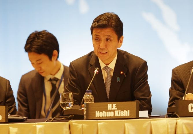 Младший брат Синдзо Абэ станет новым министром обороны Японии