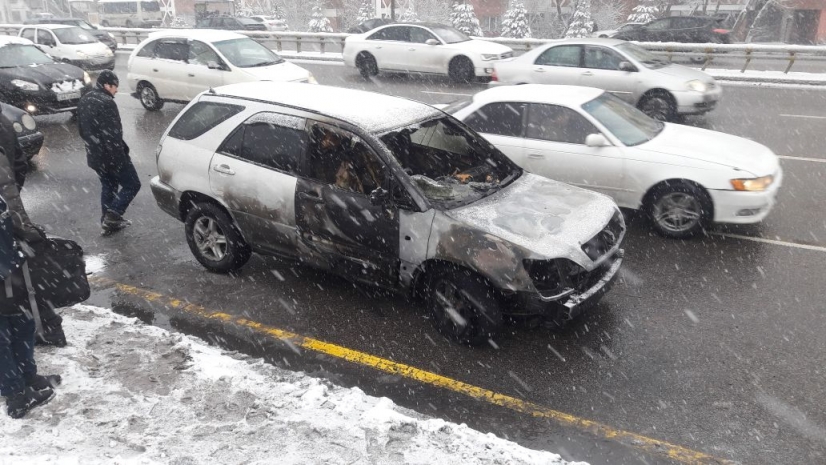 Перед парком Первого президента загорелся автомобиль