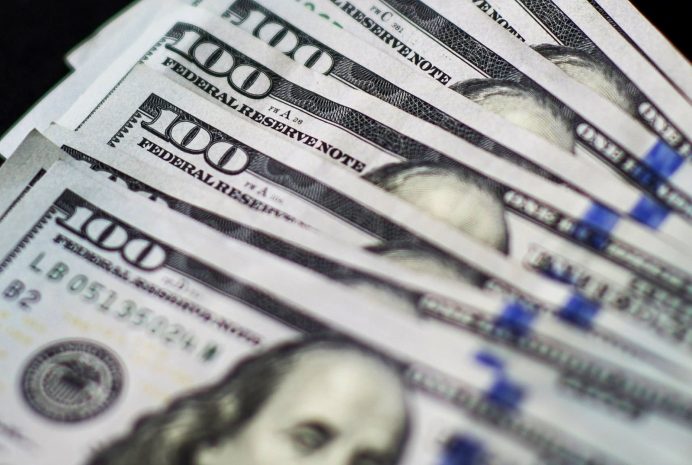 Алматинцы за 10 месяцев купили в обменных пунктах четыре миллиарда долларов