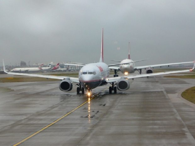Самолет снесло ветром при посадке в Лондоне