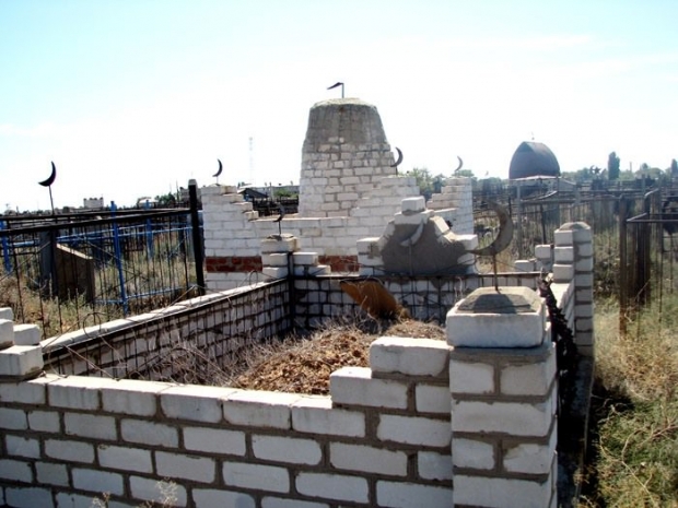 Мужчина глумился над мусульманской могилой (ФОТО)