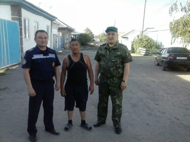 Мужчина оттащил горящее авто от дома в Семее. ФОТО