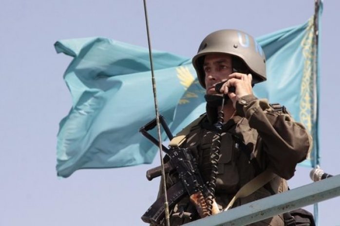 Американского майора наградили казахстанской медалью