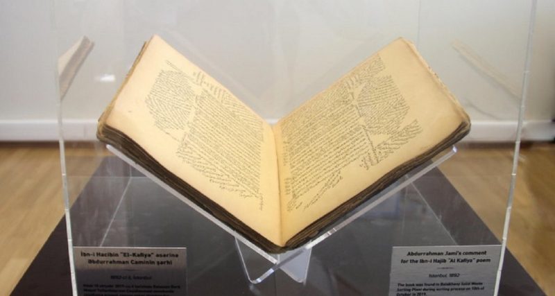 Редкую книгу XIX века нашли среди мусора в Баку