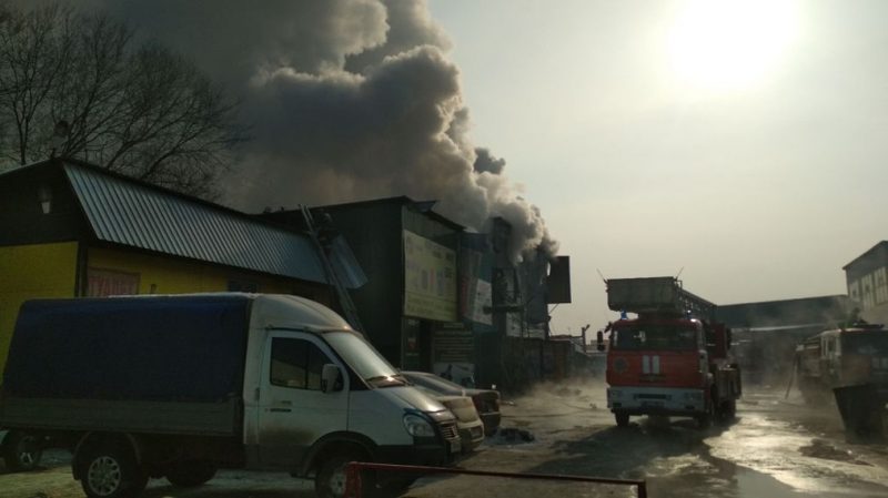 В Алматы горит рынок «Жибек жолы»