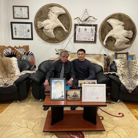 Казахстанцев возмутили фото на фоне шкур краснокнижных животных