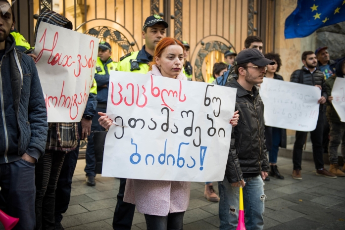 Акции протеста из-за поправок в конституцию начались в Тбилиси