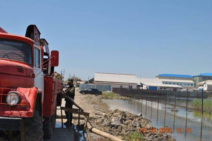 В Атырауской области откачано порядка 250 тысяч куб.м дождевых вод