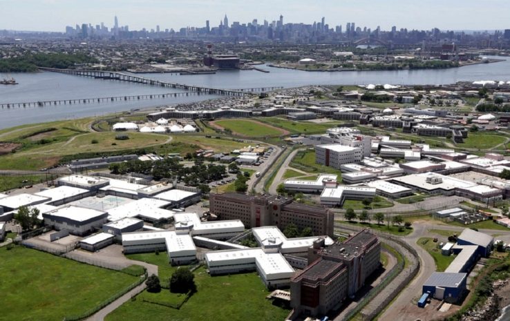 Самую крупную в мире тюрьму закрывают власти Нью-Йорка