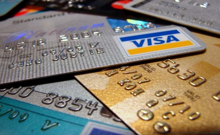 Казахстанцы стали снимать больше денег с платежных карт