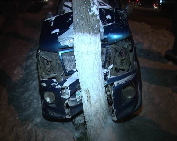 В Алматы «Форд» врезался в дерево