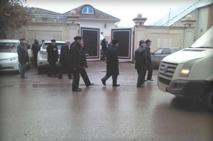 В Актобе сотни людей пришли на похороны отца Бергея Рыскалиева