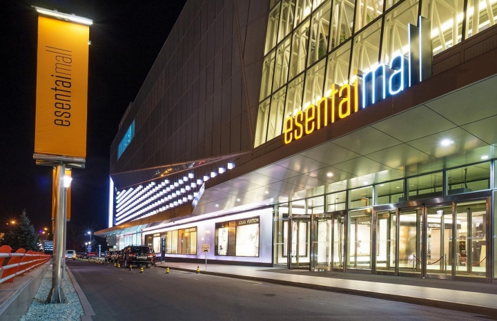 Экстренную эвакуацию объявили в алматинском ТЦ Esentai Mall