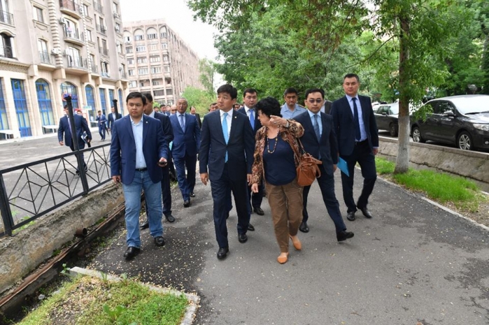 Мусор, ямы, кривые заборы, автомобили на тротуарах – Байбек об Алмалинском районе. ФОТО