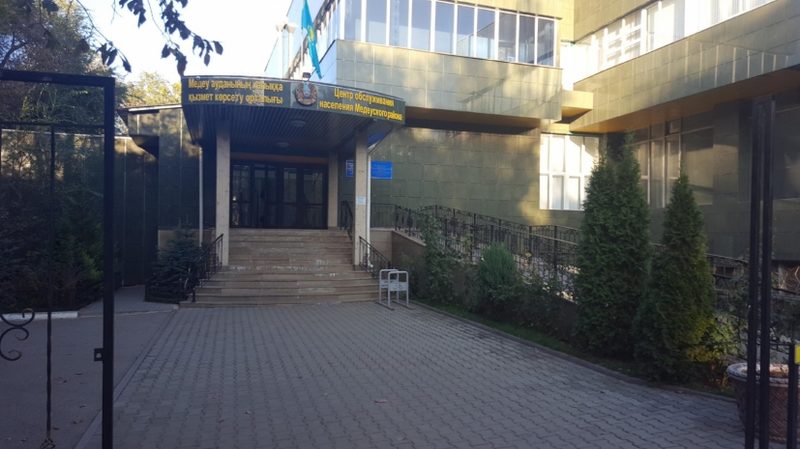 Обслужи братишку — известному блогеру пригрозили судом в ЦОНе Алматы