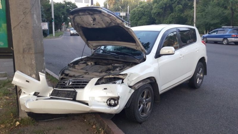 В Алматы автобус спровоцировал аварию, выехав на красный