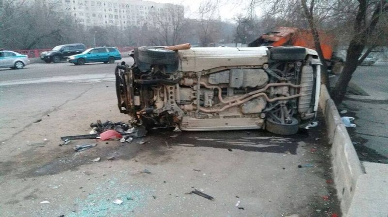 В Алматы перевернулся Porschе Cayenne