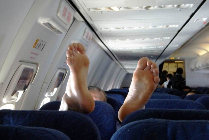 ФБР США арестовало буйного авиапассажира за занятия йогой на борту самолета