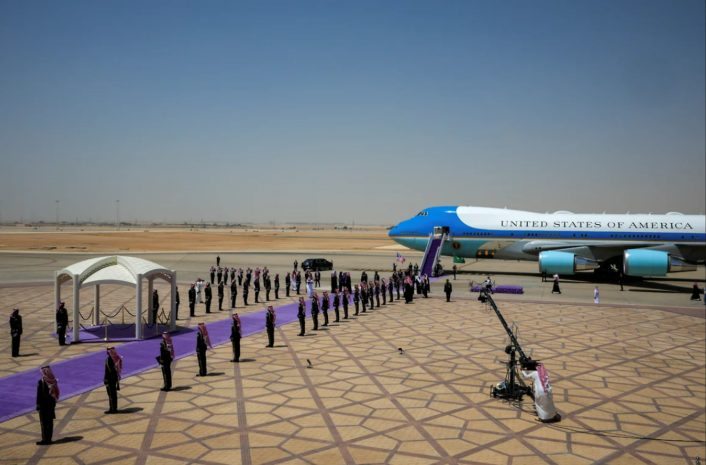 Трамп прилетел в Саудовскую Аравию в рамках турне по Ближнему Востоку