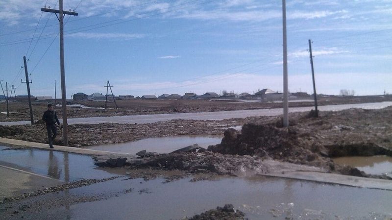 В трех областях РК ограничено движение на трассах