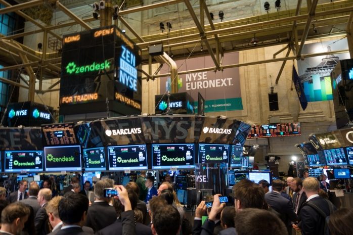 Американский рынок рухнул и потерял сотни миллиардов долларов