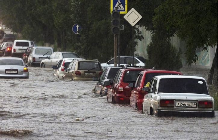 Ливни со шквалистым ветром обрушились на юг России (ВИДЕО)
