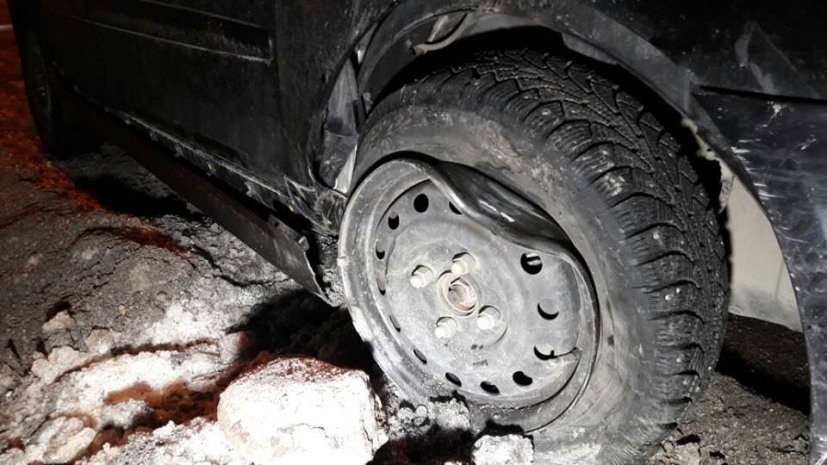 Просевший асфальт на дороге стал причиной серьезного ДТП в Алматы